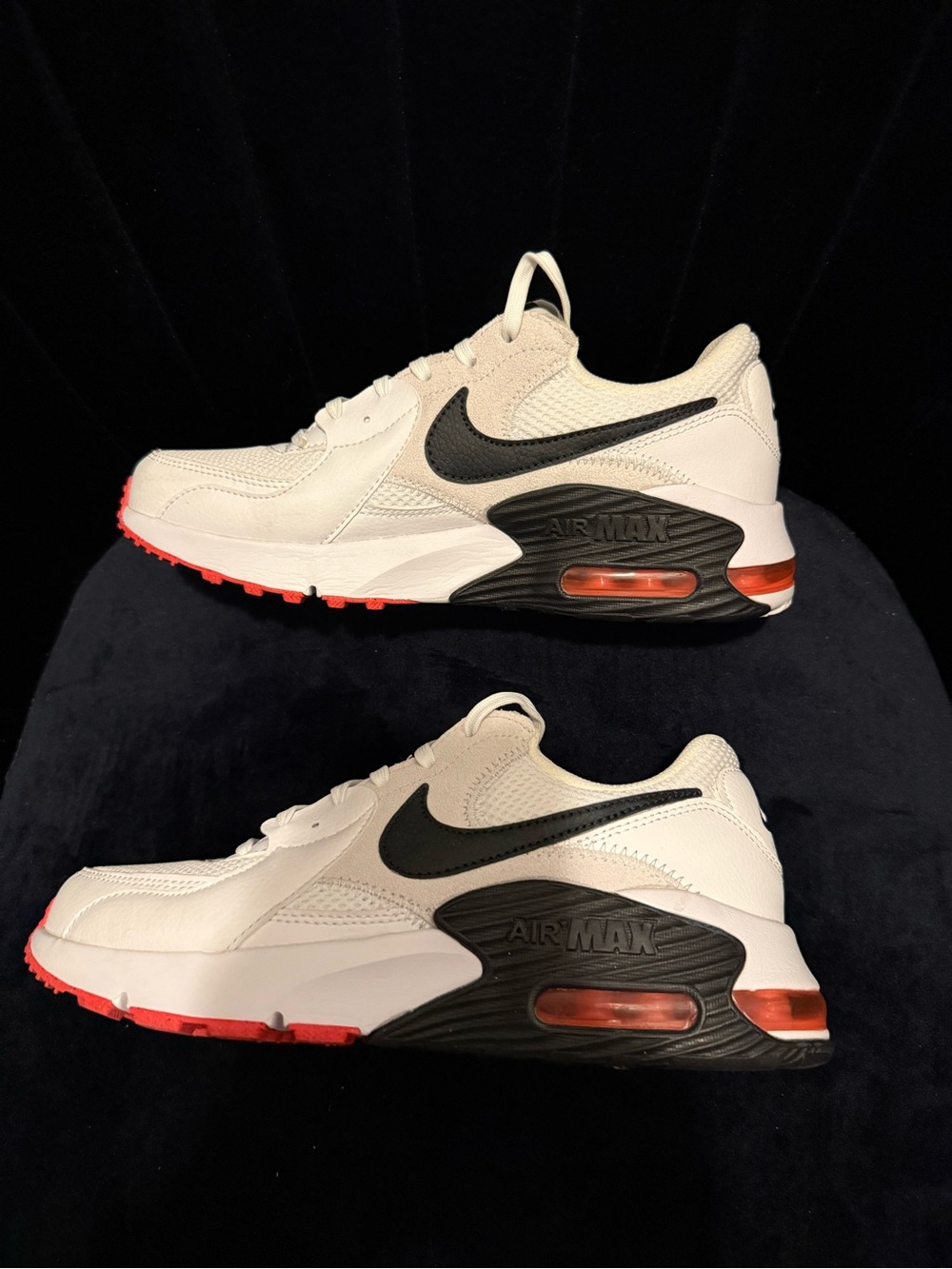 NIKE -  **NWOT** AIR MAX Athletic Shoes
Size 8 Womens or fits 6.5 Male (Youth)